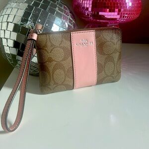 Coach wristlet 🌸👜